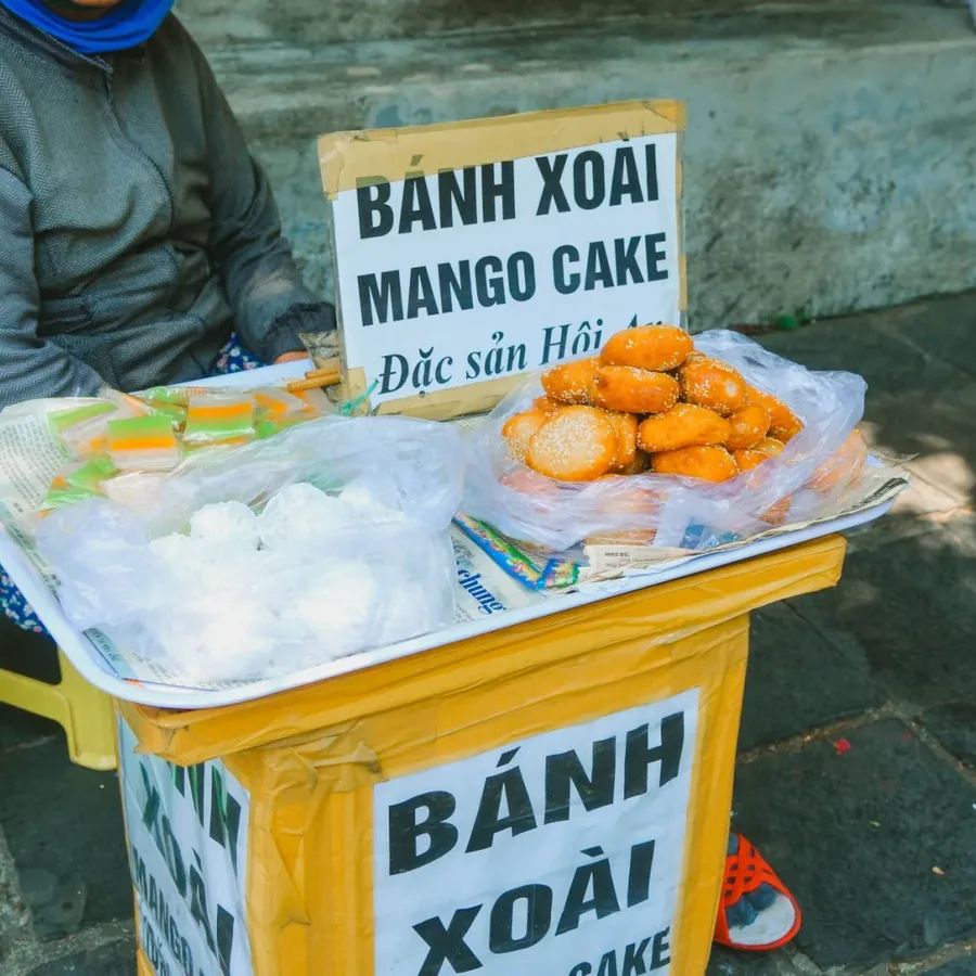 Ly trà trái cây trên bàn gỗ